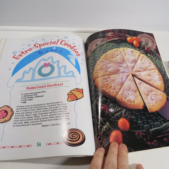 Santa's Favorite Cookies Cookbook Paperback 64pgs - Picture 11 of 13